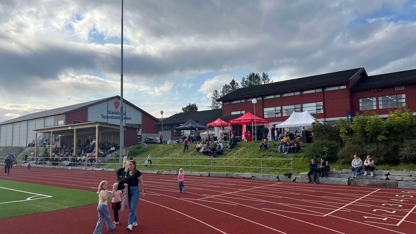 Løpebanen og tribunen «Jassenplassen» på Stadsbygd Stadion
