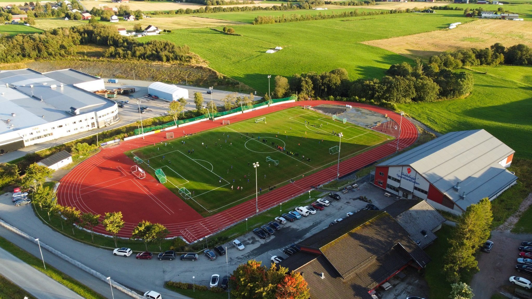 Dronefoto av Stadsbygd Stadion og Stadsbygd Sparebankhallen